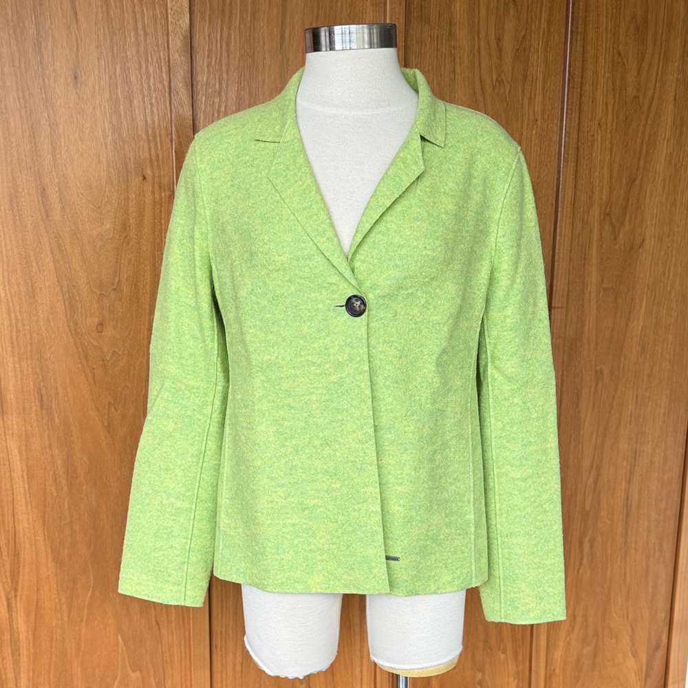KUNA, Tailored Light Green Single-Button Blazer.